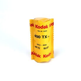 ak Tri-X 400 Pan 120 es una película negativa en blanco y negro de alta sensibilidad (ISO 400/27°), 