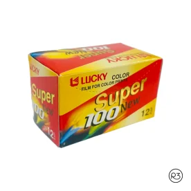 LUCKY Color Super 100 es una película negativa en color, de 100 ISO, y de 12 exposiciones.  Fecha de caducidad: 7-2008.